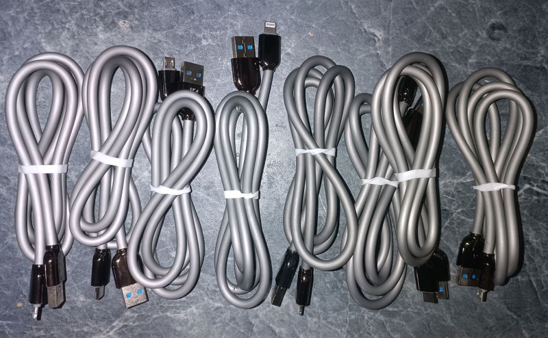 Telefon USB sotiladi dona 20.000 som Telefon USB sotiladi dona 20.000 som
