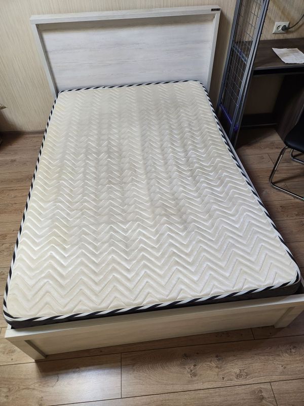 Продаю кровать с матрасом 130×200 см Продаю кровать с матрасом 130×200 см