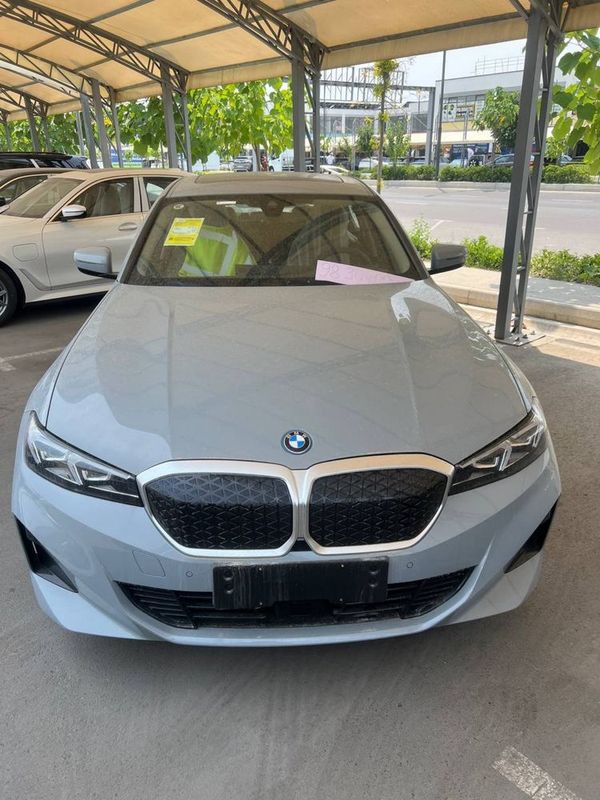 BMW i3 35L 2025 yil Natarusga tayor BMW i3 35L 2025 yil Natarusga tayor