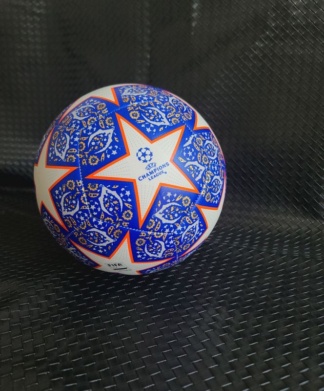5 o‘lchamli yuqori sifatli universal futbol to‘pi. 5 o‘lchamli yuqori sifatli universal futbol to‘pi.