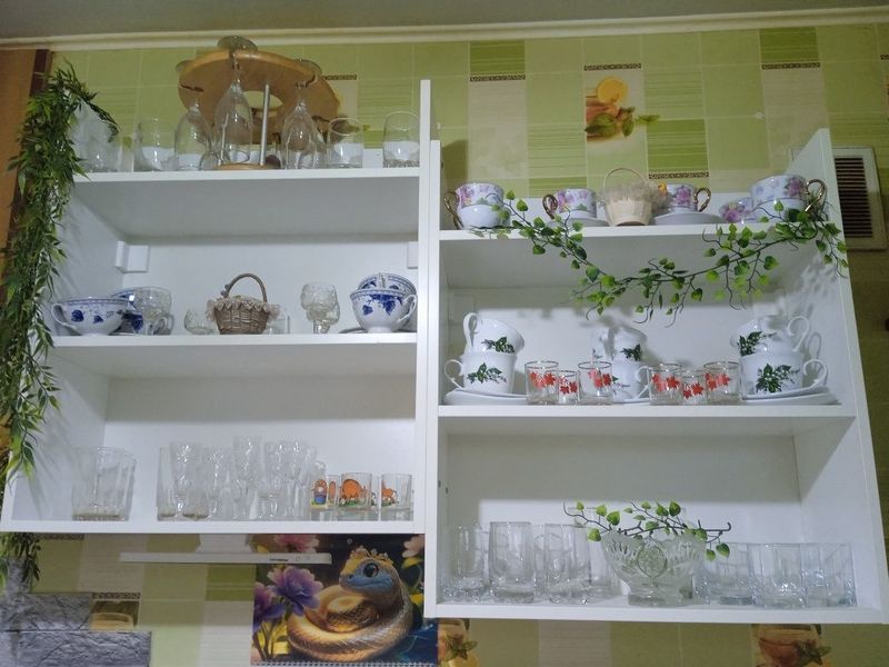 Продается кухонный гарнитур в комплекте с полками, материал МДФ Продается кухонный гарнитур в комплекте с полками, материал МДФ