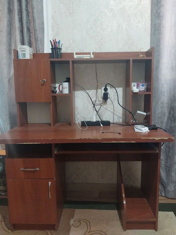 Письменный стол, в хорошем состоянии Письменный стол, в хорошем состоянии