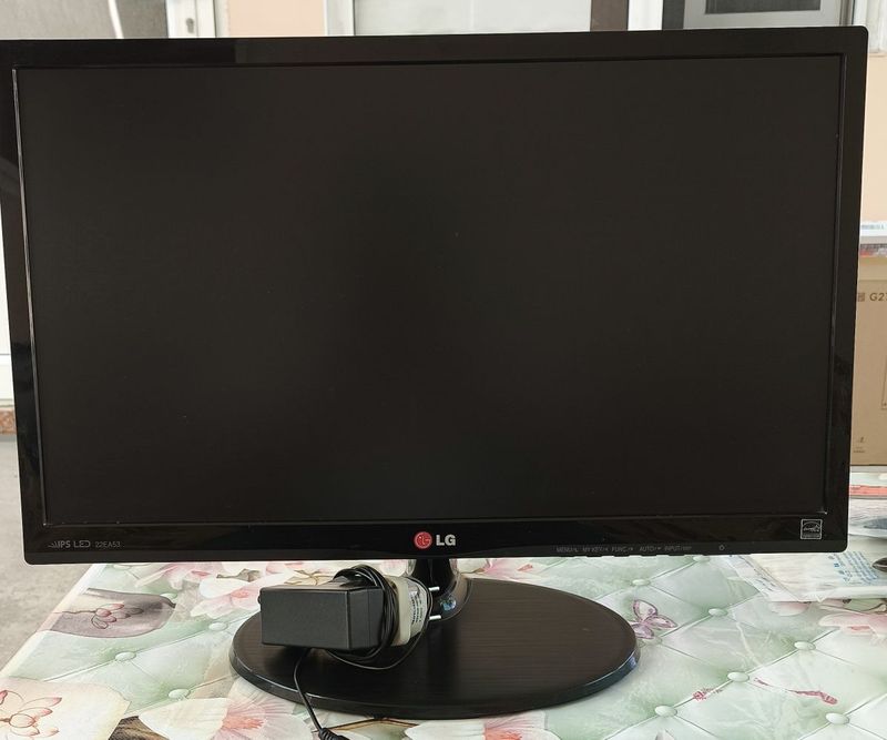 Монитор LG LED 22EA53 и клавиатура. Монитор LG LED 22EA53 и клавиатура.