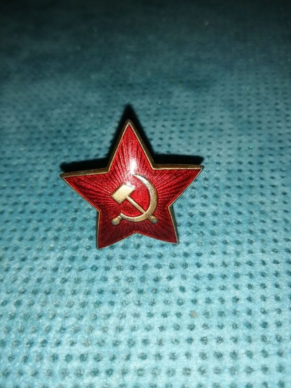 Красная звезда на фуражку (кокарда). Красная звезда на фуражку (кокарда).