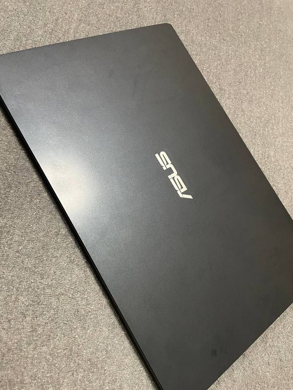 Asus noutbook sotiladi