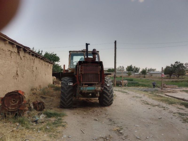 T150 Traktor sotiladi T150 Traktor sotiladi