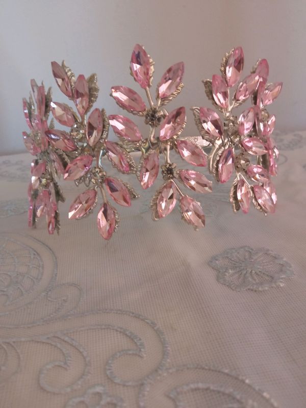 Diadema, toshli abadok, kelinlar taqinchogʻi Diadema, toshli abadok, kelinlar taqinchogʻi
