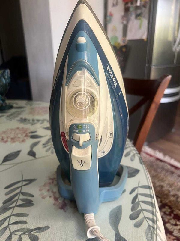Утюг Tefal в хорошем состоянии Утюг Tefal в хорошем состоянии