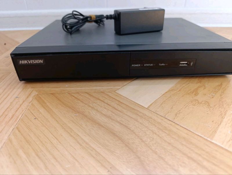 Hikvision DVR 4 канальный хард 1ТВ Hikvision DVR 4 канальный хард 1ТВ