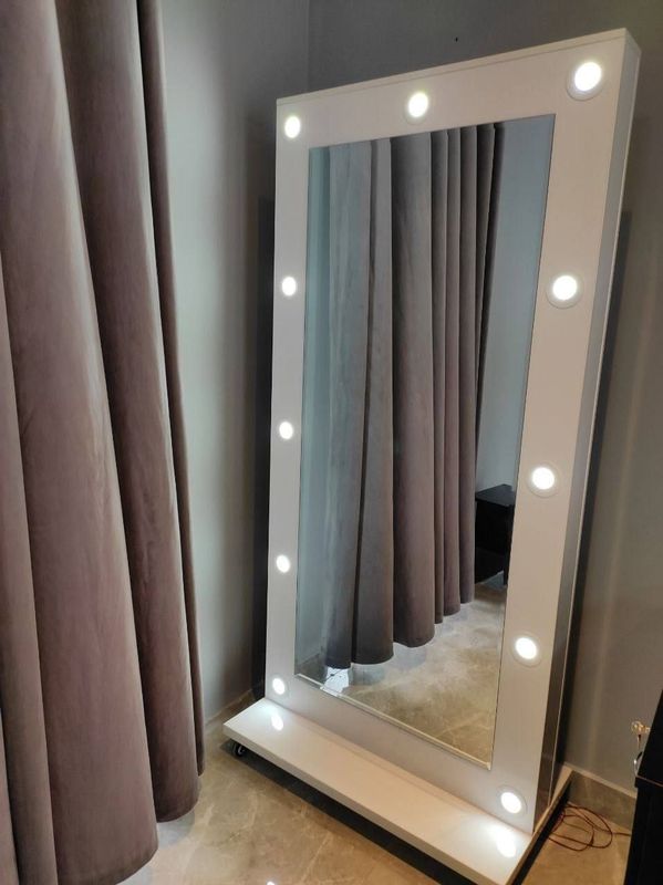 Magazin va salonglar uchun sifatli led yorugʻlik oyna sotiladi Magazin va salonglar uchun sifatli led yorugʻlik oyna sotiladi