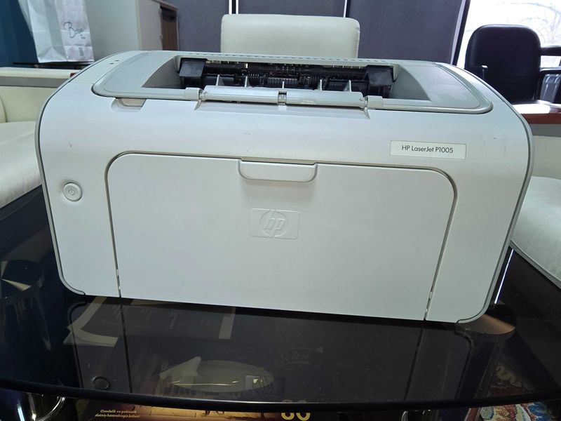 Продам Черно-белый принтер HP LASER JET 1005, в рабочем состоянии