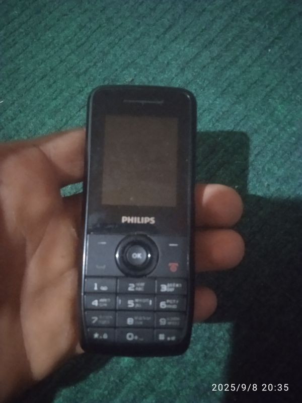 Phlips Xanium X100 sotiladi Phlips Xanium X100 sotiladi