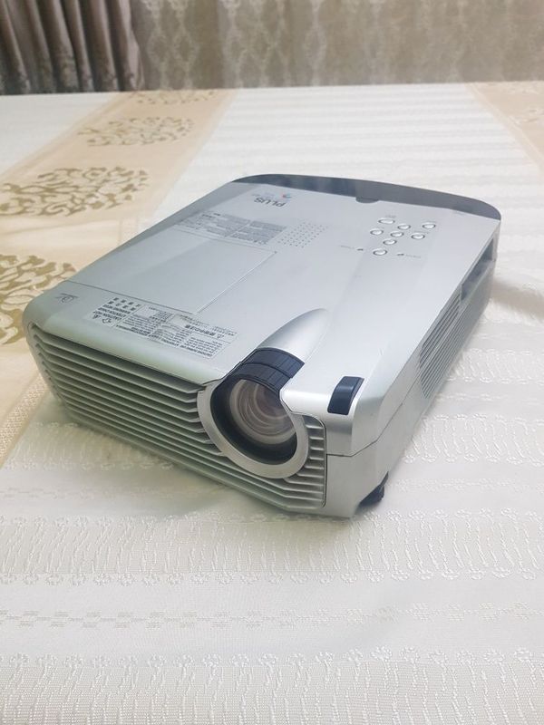 Vidio projector sotiladi