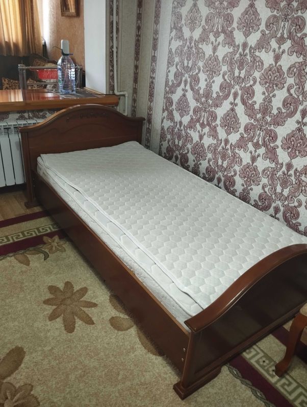 Продам кровать с матрасом Продам кровать с матрасом