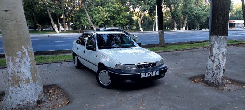 Daewoo Nexia 1998 год, сонс бензин.