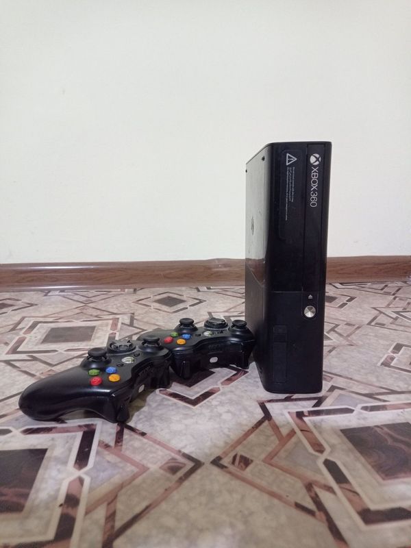 Xbox 360E yaxshi holatda Xbox 360E yaxshi holatda
