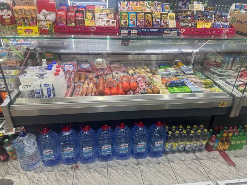 Vitrina holodilnik sotiladi srocna