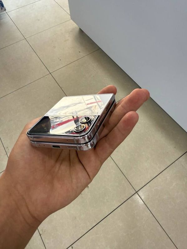Z flip 4 256Gb tiniq