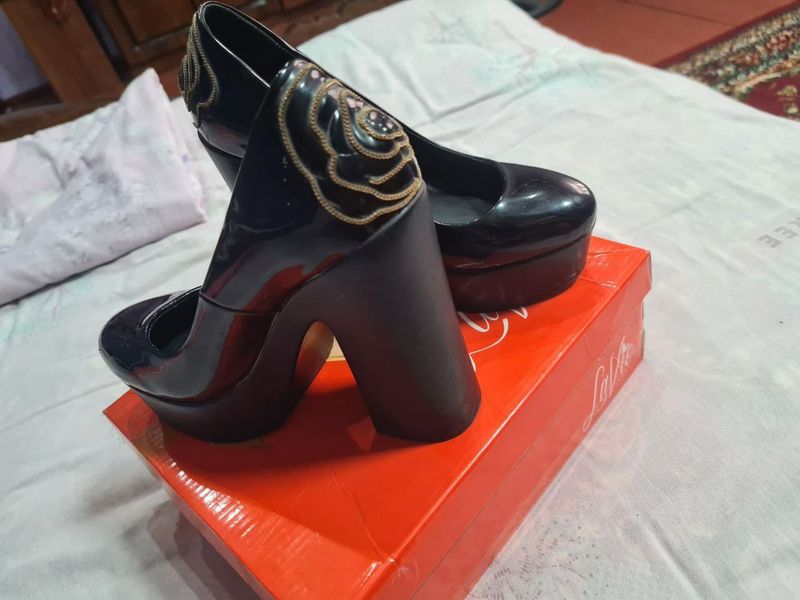 Ayollar oyoq kiyimi Ayollar oyoq kiyimi