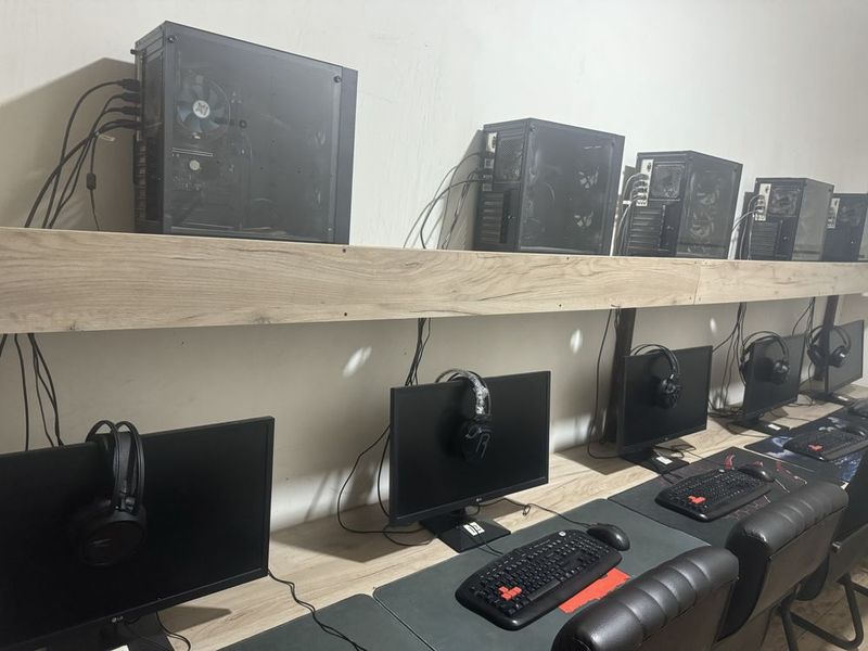 30 sht Kompyter satiladi. Stol Stulshik 4dana Ip camera qosip beriledi