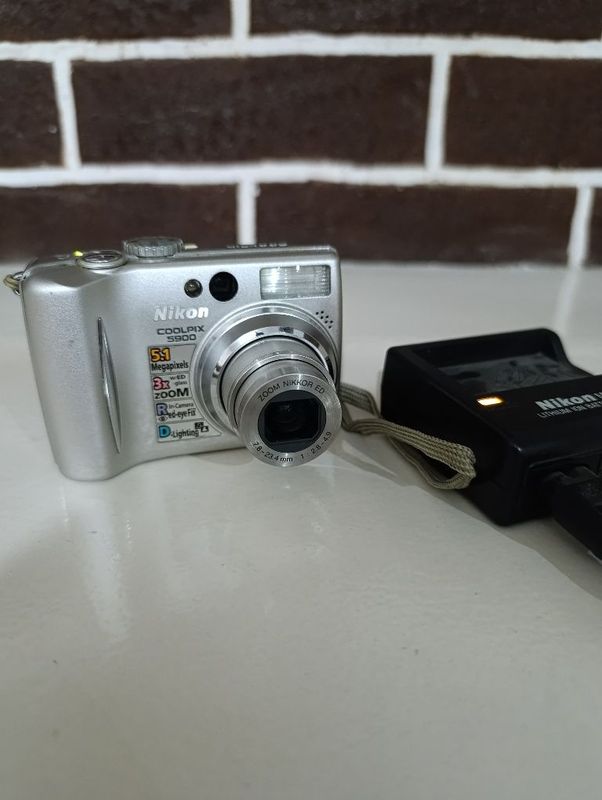 Nikon COOLPIX 5900 Nikon COOLPIX 5900