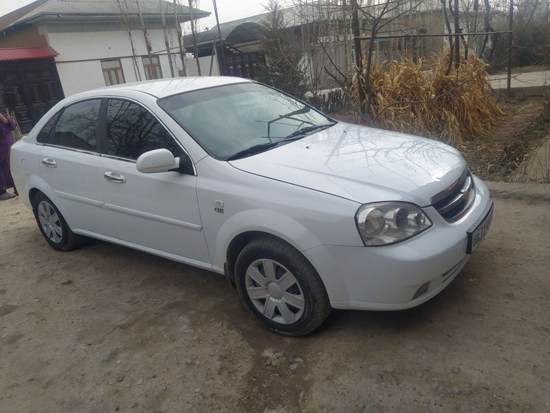 Lacetti 1.8 sotiladi