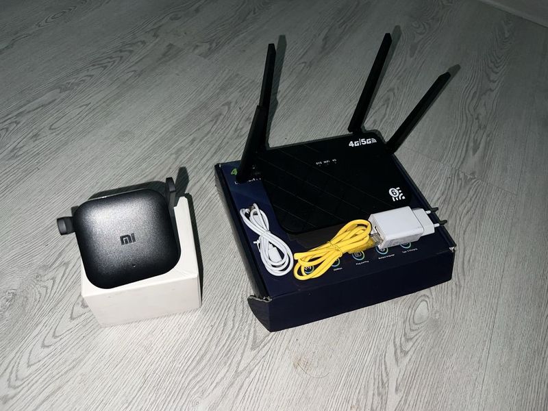 Wifi roter qoshimcha uzayturuvchi qurilmasi bilan. Wifi roter qoshimcha uzayturuvchi qurilmasi bilan.