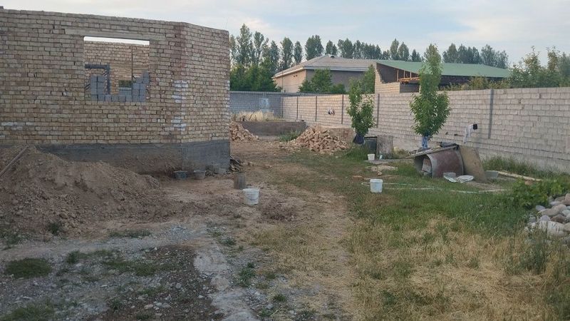 Yer sotiladi 5sotix fundamint va 3xona qurilgan kelishadigan joyi bor Yer sotiladi 5sotix fundamint va 3xona qurilgan kelishadigan joyi bor