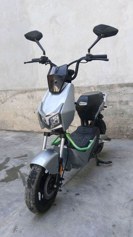 skuter shu yil olingan yangi xollatta