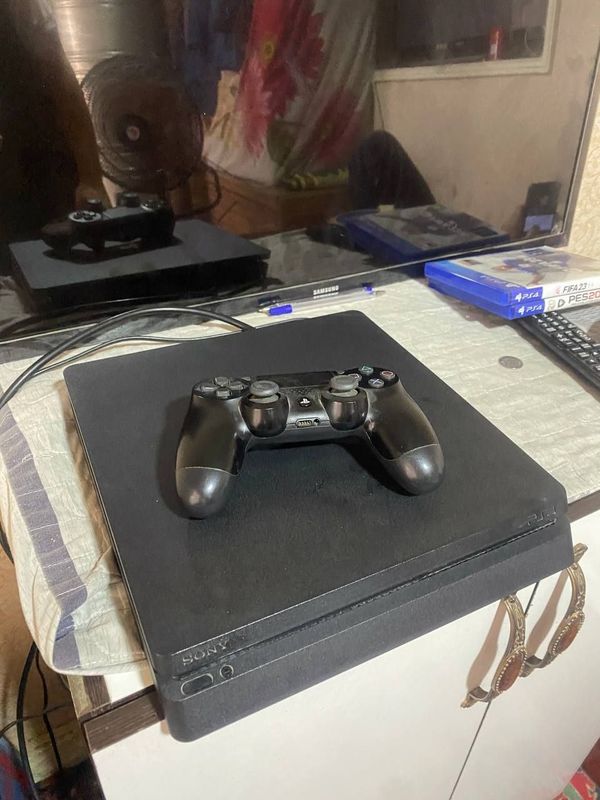 PS4 slim 500GB ofisalni PS4 slim 500GB ofisalni