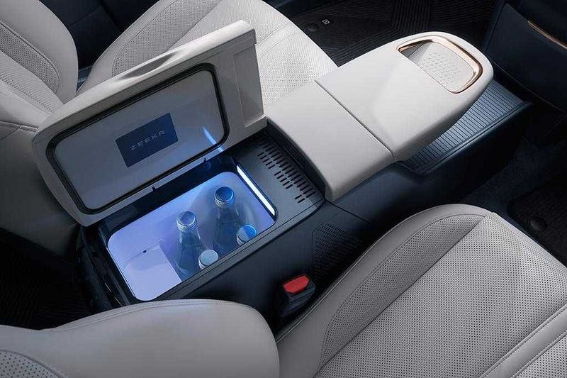 Zeekr X screen protector va car fridge — yangi, original Zeekr X screen protector va car fridge — yangi, original