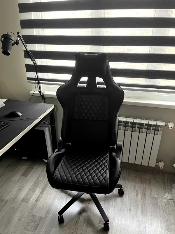 Игровое кресло HyperX JET Black (эко-кожа, 3D подлокотники) Игровое кресло HyperX JET Black (эко-кожа, 3D подлокотники)