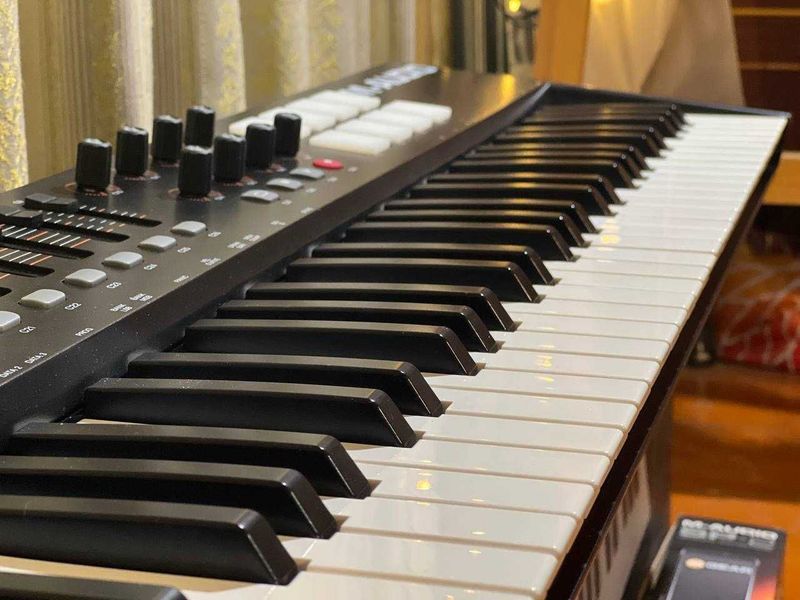 MIDI-клавиатура M-Audio Oxygen 61 + педаль M-Audio SP-2 MIDI-клавиатура M-Audio Oxygen 61 + педаль M-Audio SP-2