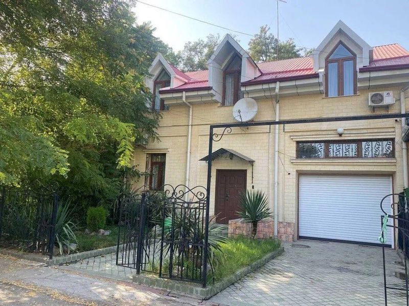 Сдаётся Шикарный участок рядом Гостиница Россия под офис и жилья ! Сдаётся Шикарный участок рядом Гостиница Россия под офис и жилья !