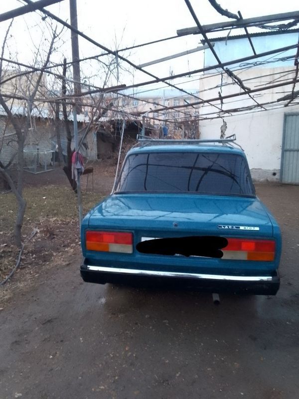 VAZ -2107 sotiladi.