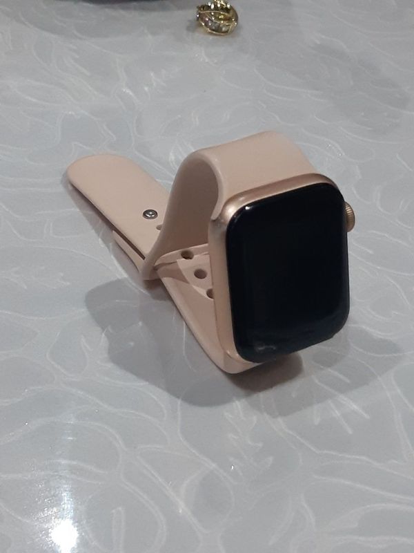 Шок цена Продаю SmartWatch 40mm оригинальный Шок цена Продаю SmartWatch 40mm оригинальный