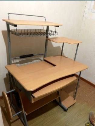 Компьютерный стол в идеальном состоянии. Компьютерный стол в идеальном состоянии.