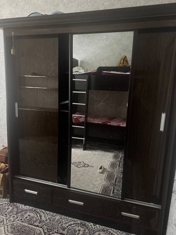 Katta divan, 2 etaj kravat, dars qilish uchun parta, va kiyim javoni Katta divan, 2 etaj kravat, dars qilish uchun parta, va kiyim javoni