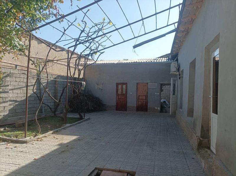 Srochna hovli sotiladi