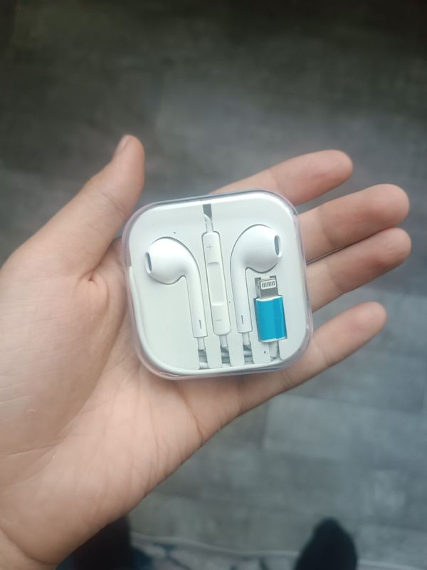Продам новые оригинальные наушники apple