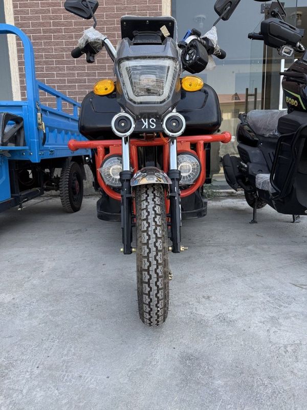 Moped Skilmax ham odam tashiydi, ham yuk kotaradi Moped Skilmax ham odam tashiydi, ham yuk kotaradi