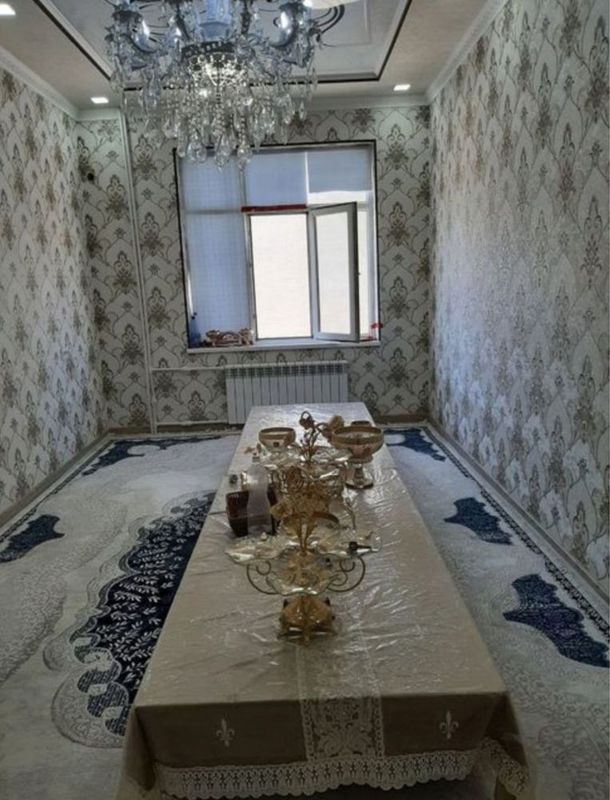 Uy sotiladi. 2 xona 3 qilsa bo’ladigan 3 etaj.