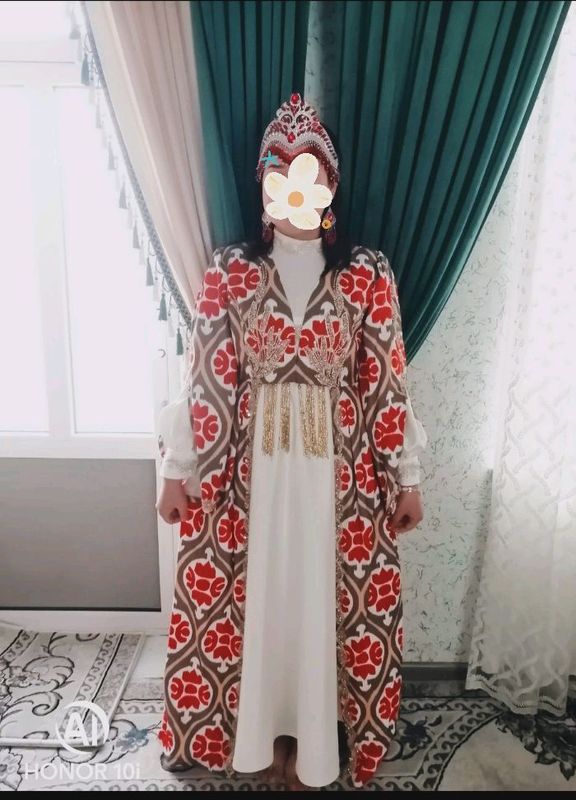Ansambl. Sari, tillaqosh zirak qoʻshib beriladi