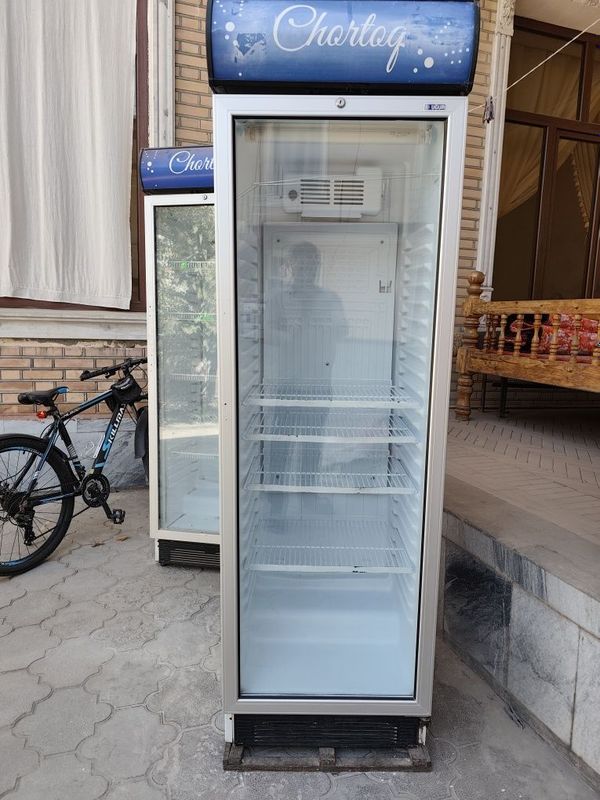 Продается холодильник витрина UGUR