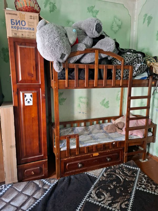 двухэтажная кровать и в комплекте шкаф маленький двухэтажная кровать и в комплекте шкаф маленький