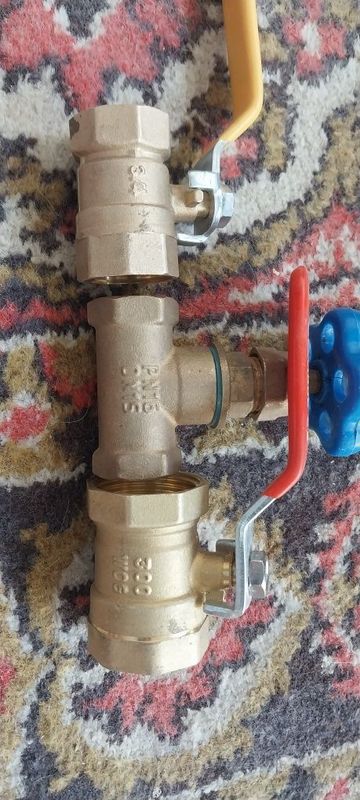 Кран шаровой и водяной вентель Кран шаровой и водяной вентель