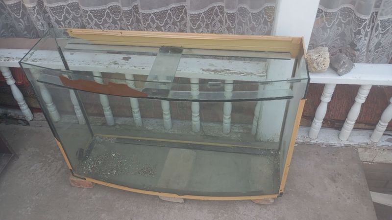 Продаётся 300 литровый аквариум в хорошем состоянии почти не пользован Продаётся 300 литровый аквариум в хорошем состоянии почти не пользован