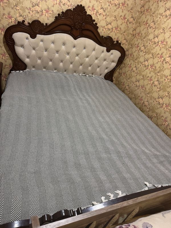 Divan sotiladi Divan sotiladi