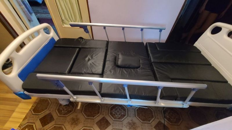 Продам больничную кровать с матрасом. функционал Продам больничную кровать с матрасом. функционал