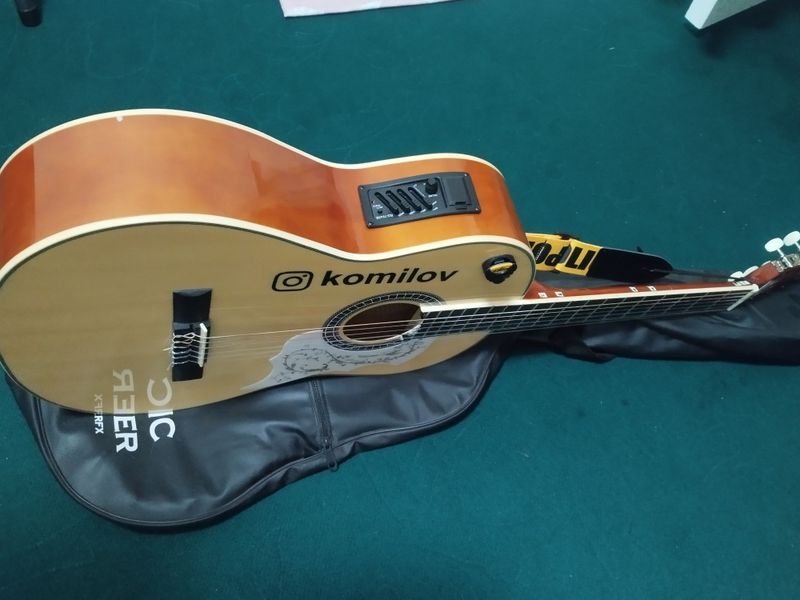 Clasic Gitara yangi ekvaseri bor